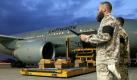 Bundeswehrsoldaten stehen am Flughafen Köln/Bonn vor den Särgen ihrer vier gefallenen Kameraden. Die Bundeswehrmaschine konnte die Überreste der in Nordafghanistan getöteten Soldaten wegen der Aschewolke nicht früher nach Deutschland überführen.  Foto: ddp