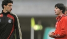Michael Ballack (l.) wurde jahrelang vorgeworfen, er sei zu still, würde sich in der Öffentlichkeit nicht genug für seine Belange und die seiner Mitspieler einsetzen. Genau das aber hat er im Fall Frings getan. Dafür gab es Unterstützung von Nationalmannschaftskollege Philipp Lahm: «Michael Ballack ist der Kapitän und hat das Recht und die Pflicht, sich über die Nationalmannschaft zu äußern.» Foto: dpa
