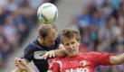 Der Augsburger Sebastian Langkamp (r) gewinnt das Kopfballduell gegen den Berliner Roman Hubnik. Foto: dpa