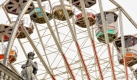 Beim Neumarkter Volksfest stürzt ein Betrunkener aus einer Riesenradgondel in sieben Metern Höhe. Er überlebt, da sein Fall auf einem Schaustellerwohnwagen endet. Foto: dpa