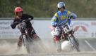 Stan Looijmans (rechts) und Björn Hanschild kämpfen in Kierspe (Nordrhein Westfalen) auf ihren Motorrädern auf dem Spielfeld um den Ball. Beim Freundschaftsturnier zwischen der deutschen Bundesligamannschaft MSF Tornado Kierspe und der niederländischen Mannschaft MBV Budel wurde es da schon einmal staubig. Foto: Mark Keppler/dapd