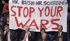 Begeisterung sieht anders aus: Den bisher größten Tumult löste der ehemalige US-Präsident George W. Bush aus, als er am 23. Mai 2002 Exkanzler Gerhard Schröder besuchte. Drei Abgeordnete der Linkspartei-Vorgängerin PDS rollten während Bushs Rede ein Anti-Kriegsplakat aus und verließen anschließend demonstrativ den Saal. Der Grünen-Abgeordnete Christian Ströbele war bereits direkt vor Beginn der Rede aufgestanden und gegangen. Foto: dpa