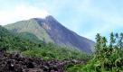Zeuge des kürzlichen Ausbruchs ist der Schutt vor dem Vulkan des Berges Karangetang in Siau, einem Teil der indonesischen Inselkette Sulawesi. Der Berg spie bei seinem Ausbruch Lava und heiße Asche hunderte Meter in die Luft. Mit über 40 Eruptionen seit 1675 ist er einer der aktivsten Vulkane im Land.  Foto: ap