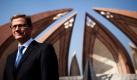 Außenminister Guido Westerwelle steht in Islamabad vor dem «Pakistan Monument». Die Bundesregierung sieht Pakistan bei der Lösung des Afghanistankonflikts in einer Schlüsselrolle. Die Vorbereitung der Konferenz in Bonn werde daher beim Besuch in Islamabad eine wichtige Rolle spielen, verlautete aus dem Auswärtigen Amt. Pakistan solle vor und auf der Konferenz eine konstruktive Rolle spielen. Foto: dapd