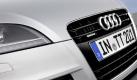 Optisch gibt es das von TT S und TT RS bekannte LED- Tagfahrlicht; zudem einen neuen Kühlergrill, sowie frische Spoiler und Schweller. Wirklich auffallen wird dass kaum jemanden, aber es steht dem Ingolstädter beim zweiten Hinsehen gut zu Gesicht. Foto: press-inform