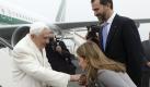 Spaniens Kronprinz Felipe und seine Ehefrau Prinzessin Letizia hießen Papst Benedikt XVI. auf dem Flughafen von Santiago de Compostela willkommen. Foto: dpa