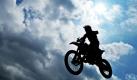 Mit seiner Motocross-Maschine trainiert ein Mann in Erfurt für die Deutsche Freestyle Motocross Meisterschaft. Der 20-jährige ist einer von knapp 20 Fahrern, die sich um den Titel bewerben. Der Auftakt der diesjährigen Meisterschaft findet am 19. Juni auf dem Flugplatz Sömmerda in Thüringen statt. Foto: dpa