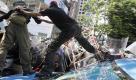 Anti-Regierungsdemonstrationen in Bangkok versuchen, Barrieren zwischen sich und die Polizei zu bringen. Die Polizei ist im Finanzdistrikt aufmaschiert. Foto: ap