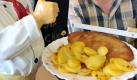 Gastwirt Gerhard Kaltscheuer präsentiert in seinem Bistro in Hammerbrücke im Vogtland einen Schnitzel-Teller. Mit dem besonders großen panierten Fleischstücken beglückt Kaltscheuer jeden Mittag hungrige Arbeiter. Jetzt hegt das Finanzamt den Verdacht auf Steuerhinterziehung: Seine Schnitzel sollen zu groß sein. Am Mittwoch steht der Wirt deshalb vor dem Amtsgericht in Chemnitz. Foto: dpa