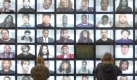 Museumsbesucher lauschen am Donnerstag (08.02.2001) über Kopfhörer dem Stimmengewirr verschiedener Nationalitäten im Neuen Museum in Nürnberg. Die Installation 'Thoughts' des amerikanischen Künstlers York der Knöfel zeigt auf 48 Monitoren Videofilme von Menschen, die Small-Talk reden. An 48 Kopfhörern können die Besucher die Stimmen den Gesichtern auf dem Bildschirm zuordnen. Knapp ein Jahr nach Eröffnung hat sich das Neue Museum in der Nürnberger Museumslandschaft sehr gut etabliert. dpa/lby
pixel Foto: dpa