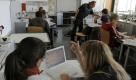 Aus dem frontalen Unterricht wird durch den Einsatz neuer Technik projektorientiertes, vernetztes Arbeiten. Die Schüler agieren selbstständiger und können individuell gefördert werden. Den Lehrer macht das noch lange nicht überflüssig. Er wird aber mehr und mehr zum Koordinator. Foto: dapd