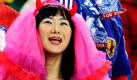 South Korea fans cheer prior to the World Cup group B soccer match between Nigeria and South Korea at the stadium in Durban, South Africa, Tuesday, June 22, 2010. (AP Photo/Lee Jin-man)


Südkorea-Fan oder Gothik-Königin? Vor dem Fußballspiel zwischen Nigeria und Südkorea jubelt dieser weibliche Fan tatsächlich im Stadion von Durban mit allen verfügbaren Mitteln. Foto: ap