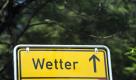 'Wetter' steht am Samstag (21.08.10) in Hagen auf einem Ortsausgangsschild. Das Wochenende (21./22.08.10) startet mit sommerlichen Temperaturen. Im Sueden und Suedosten werde es 'bisweilen sogar heiss', teilte der Deutsche Wetterdienst am Freitag (20.08.10) in Offenbach mit. (zu ddp-Text) Foto: Sascha Schuermann/ddp Foto: ddp