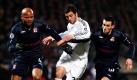 Platz 13: Olympique Lyon, Umsatz 139,6 Millionen Euro. Von 2002 bis 2008 wurde Lyon französicher Meister, konnte aber international keine Bäume ausreißen. Jean-Alain Boumsong (l.) und Teamkollege Anthony Reveillere (r.) wollen das dieses Jahr ändern und Real Madrid mit Gonzalo Higuaín (M) im Achtelfinale der Champions League bezwingen.

 Foto: dpa