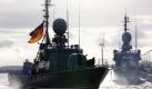Das Marine-Schnellboot Hyäne (links) verlässt mit 35 Soldaten an Bord den Marinestützpunkt Warnemünde in Richtung Libanon, wo es im Rahmen der UN-Friedensmission zum Einsatz kommt. Die UNIFIL-Mission (United Nations Interim Force in Lebanon) läuft bereits seit September 2006. Soldaten aus mehreren Ländern sollen verhindern, dass die Hisbollah-Miliz über den Seeweg Waffen ins Land schmuggeln kann.  Foto: dpa