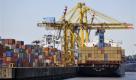 ARCHIV - Frachtcontainer werden am 23. Juni 2009 im Hamburger Hafen fuer den Export verladen. Der deutsche Aussenhandel hat im Februar ein deutliches Plus verbucht. Die Ausfuhren stiegen gegenueber dem Februar 2009 um 9,6 Prozent und die Einfuhren um 4,2 Prozent, wie das Statistische Bundesamt in Wiesbaden am Freitag, 9. April 2010, unter Berufung auf vorlaeufige Zahlen mitteilte. Gegenueber dem Januar dieses Jahres war dies ein kalender- und saisonbereinigtes Plus von 5,1 Prozent bei den Ausfuhren und 0,2 Prozent bei den Einfuhren.  (AP Photo/Axel Heimken, Archiv)  ** zu APD0564 ** ---    FILE - In this June 23, 2009 file photo containers are loaded onto a vessel in the harbor of Hamburg, northern Germany. (AP Photo/Axel Heimken, File) Foto: ap