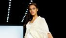 Unten knapp und oben mollig in Strick: Ein Model präsentiert während der Mercedes-Benz Fashion Week in Berlin eine Kreation des Labels Anja Gockel. Im Rahmen der Modewoche Berlin werden bis Sonntag die Trends für Frühjahr/Sommer 2011 gezeigt. Foto: dpa