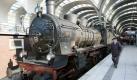 Der 'Zug der Erinnerung' steht am Montag (07.04.2008) in Kiel auf dem Hauptbahnhof. Die rollende Ausstellung erinnert an die Schicksale von mehr als einer Million Kindern und Jugendlichen, die mit der Reichsbahn in den Tod befördert wurden. Der Zug wird drei Tage lang auf dem von der Bahn angemieteten Gleis stehen bleiben. Die Ausstellung war bereits in 40 Städten zu sehen, Endpunkt ist am 08.05. in der KZ-Gedenkstätte Auschwitz. Foto: Carsten Rehder dpa/lno +++(c) dpa - Bildfunk+++
 Foto: dpa