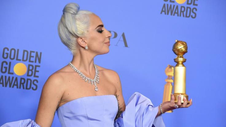 Lady Gaga zeigt ihre Auszeichnung für den besten Originalsong für