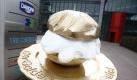 Versuchte Übergabe des Goldenen Windbeutels 2009 an Danone. Foto: foodwatch