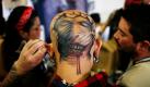Bei der 4. Internationalen Tattoo Convention im kolumbianischen Bogota sind viele außergewöhnliche Tattoos zu sehen  wie dieses Gesicht, das den Betrachter vom Hinterkopf eines Mannes scheinbar anstarrt.   Foto: ap