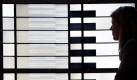 Leipzig, Sachsen. Eine Besucherin betrachtet im Grassi Museum einen bereits wieder eingesetzten Teil eines Farbglasfensters. Mit Hilfe von Sponsoren werden derzeit 18 Fenster des Bauhaus-Künstlers Josef Albers rekonstruiert. Bis zu ihrer Zerstörung im Zweiten Weltkrieg waren die bis zu sieben Meter hohen Fenster ein zentrales Gestaltungselement im Haupttreppenhaus. Foto: dpa