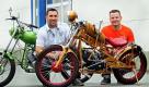 Die Simson-Fans Lajos Babel (links) und Dominic Würfel in Zwickau mit ihren Eigenbau-Mopeds auf Simson Basis. Die Beiden organisieren das größte Simson-Treffen Deutschlands, das am Wochenende (23./24.07.11) in Zwickau stattfindet. Es werden mehr als 1.000 Teilnehmer aus ganz Deutschland mit ihren Simson-Mopeds erwartet. Foto: dapd