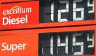 Die Spritpreise steigen. Experten rechnen bald mit mehr als 1,60 Euro pro Liter Super. Zur Zeit kostet der Liter in einigen Regionen schon 1,50 Euro. Das Bundeskartellamt will daher prüfen, ob Autofahrer gezielt abgezockt werden. Untersucht wird in den Regionen Hamburg, Köln, Leipzig und München. Foto: dpa
