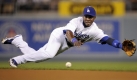 Orlando Hudson von den Los Angeles Dodgers hechte während eines Liga-Spiels einem Baseball entgegen, der von Travis Ishikawa von den San Francisco Giants geschlagen wurde. Foto: ap