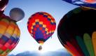 Heißluftballons schweben im Rahmen der internationalen Hot-Air-Balloon-Woche über den Hügeln des schweizerischen Skiortes Chateau d'Oex. Mehr als 80 der bunten Flugobjekte aus 15 Ländern steigen bei dem Ereignis in die Lüfte. Das besondere Mikroklima in der Region sorgt für ideale Flugbedingungen. Foto: dapd