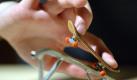 Geschicklichkeit und Fingerspitzengefühl sind gefragt Fingbeim Führen des Miniaturboards über ein Hindernis. Foto: dpa
