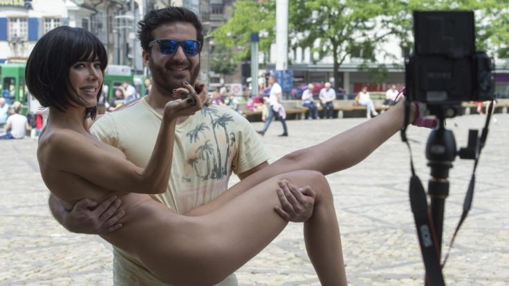 Milo Moire zeigte sich mal wieder nackt, wie Gott sie schuf.
