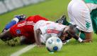 Er geht dahin, wo es weh tut - und die Fans honorieren es. Der Ivorer Guy Demel hat sich mit Athletik, Kampfgeist und Treue zum Star bei den Anhängern aufgeschwungen. Foto: dpa
