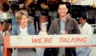 Die Szene aus dem Kinofilm 'E-Mail für Dich' zeigt die beiden US-amerikanischen Schauspieler Meg Ryan (l) und Tom Hanks. Kathleen Kelly (Meg Ryan) führt einen kleinen Kinderbuchladen in Manhattan. Joe Fox (Tom Hanks) ist Besitzer der größten Buchladenkette. Unter einem Pseudonym lernen sich die Nachbarn per E-Mail kennen. Während sich die Internet-Freundschaft in tiefe Zuneigung wandelt, eröffnet Fox eine Zweigstelle ganz in der Nähe von Kathleen Ladens, der damit vor dem Ruin steht. Deutscher Kinostart ist am 11.02.1999. dpa (zu dpa-Filmbericht: ''E-Mail für Dich' - Eine Hollywood-Liebe in Zeiten des Internets' vom 07.02.1999) COLOR  Foto: dpa