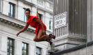 Auf einem ungewöhnlichen Catwalk muss sich diese Grazie in London beweisen: Die modische Abseilaktion an einem Gebäude am Oxford Circus kündigt die Londoner Modewoche an, die vom 17. bis 22. September in der britische Metropole stattfinden wird. Foto: dapd
