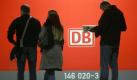 Warten auf die Bahn - ab Dienstag müssen sich Reisende auf Verzögerungen und lange Wartezeiten einstellen. Foto: dpa