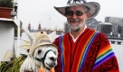 Joachim Kuntzagk von der ersten Alpakafarm in Brandenburg präsentiert sich in Berlin mit einem seiner Alpakas. Beide werben für die Heimtiermesse 2009, die ab Freitag für Besucher geöffnet ist. Alpakas sind eine aus den südamerikanischen Anden stammende Kamelart. Foto: dpa
