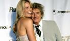 Seit 35 Jahren lebt der englische Popsänger Rod Stewart (65) bereits in den USA - aus Steuergründen. Er darf sich höchstens 90 Tage im Jahr in seiner alten Heimat aufhalten. In spätestens fünf Jahren plant er jedoch, mit seiner Frau Penny Lancaster (39) wieder in Großbritannien die Zelte aufzuschlagen, kündigt die Sun im Web an. Der Grund: Stewart und seine Gattin wollen ihren gemeinsamen Sohn Alistair (4) lieber in Großbritannien als in Kalifornien, wo sie leben, in die Schule schicken. Auch das Kind, das sie im Frühjahr 2011 erwarten, soll später in den Genuss einer englischen Ausbildung kommen. (dpa) Foto: dpa