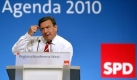 In die Geschichtsbcher geht Bundeskanzler Gerhard Schrder vor allem mit seiner Agenda 2010 ein. Der Begriff steht fr einschneidende Reformen in der Arbeitsmarkt- und Sozialpolitik wie Hartz IV und Arbeitslosengeld II. Der Streit um die Agenda 2010 beschert der SPD empfindliche Wahlschlappen, weshalb Schrder nach einer bewusst verlorenen Vertrauensabstimmung Bundesprsident Horst Khler um Neuwahlen bittet. Foto: dpa