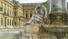 Die Würzburger Residenz ist Weltkulturerbe. Am Frankonia-Brunnen im Vordergrund machen Besucher gerne Pause. An das Gebäude selbst schließt ein stattlicher Hofgarten an, der zum Flanieren einlädt. Foto: Congress-Tourismus-Wirtschaft Würzburg