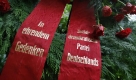 Ein Kranz der SPD steht am Donnerstag, 8. Oktober 2009, in Berlin vor dem Grab des ehemaligen Parteivorsitzenden Willy Brandt. Franz Muentefering und andere Parteimitglieder besuchten am Donnerstag auf dem Berliner Waldfriedhof in Zehlendorf auch die Graeber von Willy Brandt, Ernst Reuter und von Rut Brandt,  der Ehefrau von Willy Brandt .  (AP Photo/Michael Sohn) --- A wreath of the German Social Democratic Party is seen in front of the burial plot of the former party's chairman Willy Brandt in Berlin, Germany, Thursday, Oct. 8, 2009. Slogan reads 'in honorable memory - German Social Democratic Party'. (AP Photo/Michael Sohn) Foto: ap