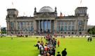 Wenig Politikverdrossenheit zeigen berliner Touristen momentan: Bis weit auf die Wiese vor dem Reichstag hinaus stehen die Besucher, um das Parlament besichtigen zu können. Foto: dpa