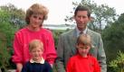 Ein Bild aus vermeintlich glücklichen Tagen. So ganz überzeugend wirkt das Lächeln von Prinzessin Diana jedoch nicht. Foto: dpa