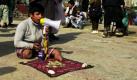 Unüberhörbar: Ein afghanischer Junge sitzt in der Stadt Mazar-e-Sharif, nordwestlich von Kabul, und bettelt mit einem Megaphon. Foto: ap