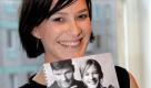 Schauspielerin Franka Potente posiert am Montag (18.05.09) im Muenzsalon in Berlin bei der Buchpraesentation von 'Kick Ass - Das alternative Workout' mit einem Exemplar. Potente und Personal Trainer Karsten Schellenberg arbeiteten bei einem gemeinsamen Projekt im Fitness-Sport-Bereich zusammen.

Foto: Dennis Gundlach/ ddp Foto: dapd