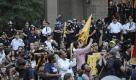 Mit einem Marsch von der Wall Street zum Sitz der New Yorker Polizei haben am Freitag mehr als 1000 Menschen gegen geldgierige Unternehmen und soziales Ungleichgewicht protestiert. Die Proteste unter dem Motto «Occupy Wall Street» (Besetze Wall Street) mit bis zu 1500 Teilnehmern dauern seit mehr als einer Woche an. Foto: dapd