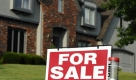 A 'For Sale' sign sits in front of a new home that is for sale in Kansas City, Missouri, USA, 26 August 2009. Sales of new homes surged 9.6 percent in July a sign the housing market is climbing back from the historic bottom it reached early this year. Foto: dpa