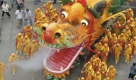 Der 80 Meter lange Drache wurde von 10 Handwerkern in einem Monat gebaut. Er ist ein Teil einer Show zur Handwerkermesse in der chinesischen Provinz Zhejiang. Foto: ap