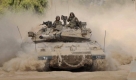 Ein israelischer Panzer kehrt von einer Patrouille an der Grenze des Gazastreifens zurck. Israel und militante Palstinenser liefern sich weiter schwere Kmpfe. Die israelische Luftwaffe bombardierte Ziele im Norden des Gazastreifens. Dabei seien ein Erwachsener und ein Kind verletzt worden, teilten die palstinensischen Gesundheitsbehrden mit. Zuvor hatten Palstinenser erneut 17 Kleinraketen und Granaten auf den Sden Israels abgefeuert. Foto: dapd