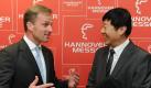 Wolfram von Fritsch, Vorstandsvorsitzender Deutsche Messe AG (l) und LI Nianping, Gesandter der Volksrepublik China in Deutschland auf dem Messegelände in Hannover. Foto: Peter Steffen Foto: dpa